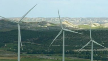 Alternatif enerji üretimi, doğa koruma. Rüzgar türbinleri, yeşil tepeler