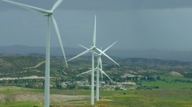 Modern teknoloji, Rüzgar enerji üretimi, güzel yeşil kırsal manzara