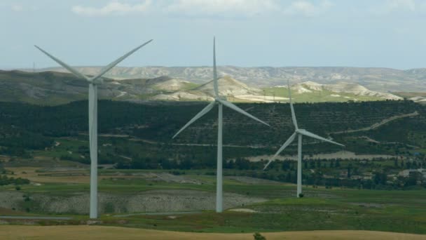 Propeller von Windkraftanlagen drehen sich. grüne Energieerzeugung. Wunderschöne Landschaft — Stockvideo