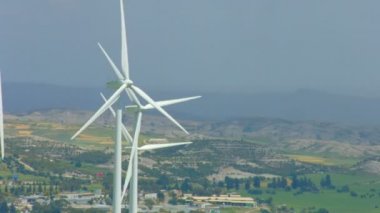 İplik, gri yağmurlu ufuk, bulutlu gökyüzü, yeşil enerji rüzgar türbini Pervaneleri