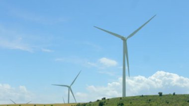 Rüzgar türbinleri döndürme, mavi gökyüzü arka plan, alternatif enerji yenilik şaşırtıcı