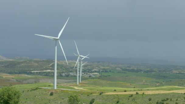 Parque eólico en campo verde, turbinas eólicas girando, fuentes de energía alternativas — Vídeo de stock