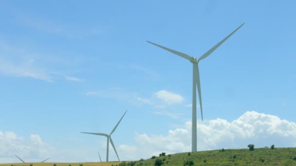 Turbinas eólicas giran, increíble fondo de cielo azul, innovación energética alternativa — Vídeos de Stock