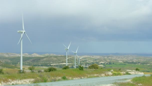 夏の畑、緑の丘、電気を生成する風力発電所の美しいパン — ストック動画