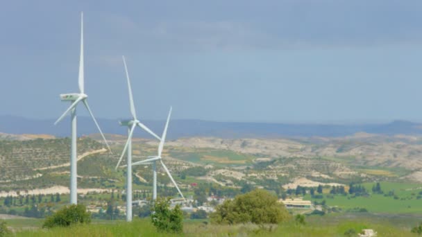 Hermoso paisaje rural, campo verde, aerogeneradores girando, montañas — Vídeo de stock