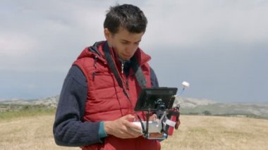 Profesyonel kameraman drone uçuş, izlerken ekran, kontrol video çekimi