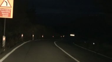 Yılan gibi dağ yolu üzerinde kaza, tehlike riski gece sürüş sarhoş