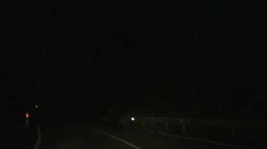 Gece sürüş tehlikeli bir yılan gibi yolu, takip, kaçış, hızı hızlandırılmış
