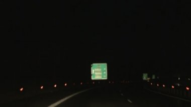 Otomobil ana yol, şehirlerarası karayolu gece, yüksek hızda sürüş trafik kuralları