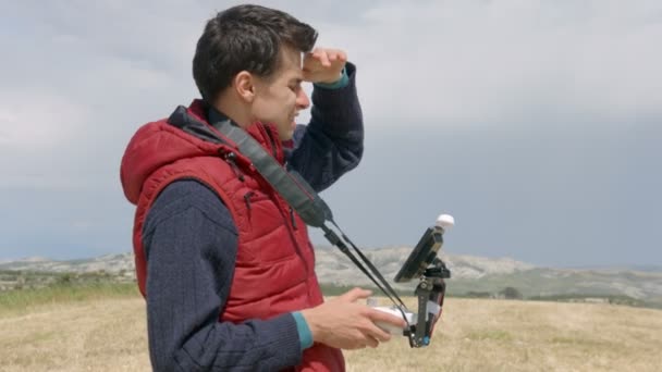 Srác segítségével távoli irányít-hoz film légi videó drone szerelt kamera, robot — Stock videók
