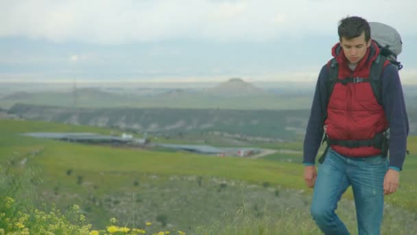 Jeune homme en vêtements de plein air avec équipement de voyage randonnée, tourisme, loisirs — Video