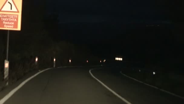 Fuld kørsel om natten på Serpentine Mountain Road, risiko for ulykke, fare – Stock-video