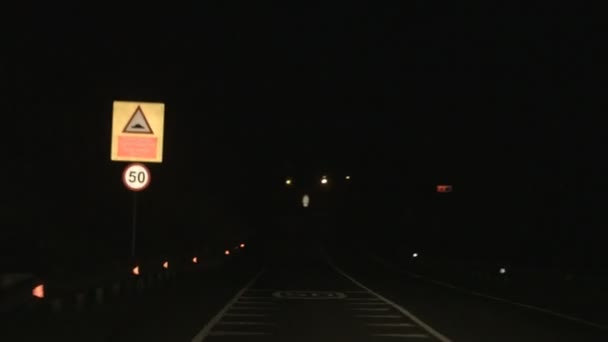 Точка зрения водителя автомобиля, движущегося по ночной дороге, дорожная разметка, транспорт — стоковое видео