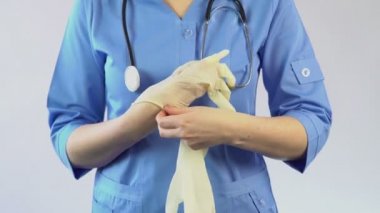 Hasta muayene için hazırlanması ve lastik eldiven üzerinde koyarak gastroenterolog