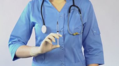 Şırınga gidiş tutarak Doktor hastaya, aşı enjeksiyonu yapmak