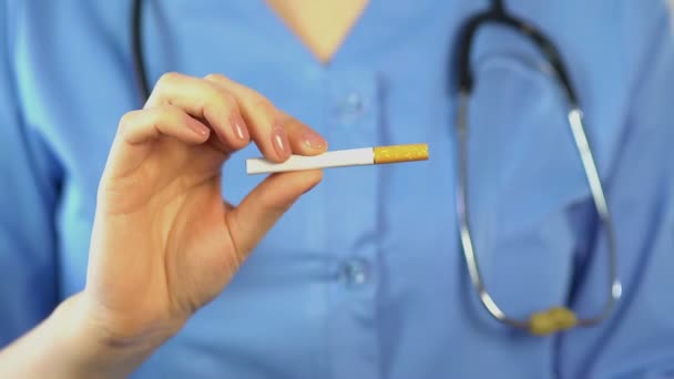 Une thérapeute met en garde contre les dangers du tabagisme pour la santé et casse une cigarette — Video