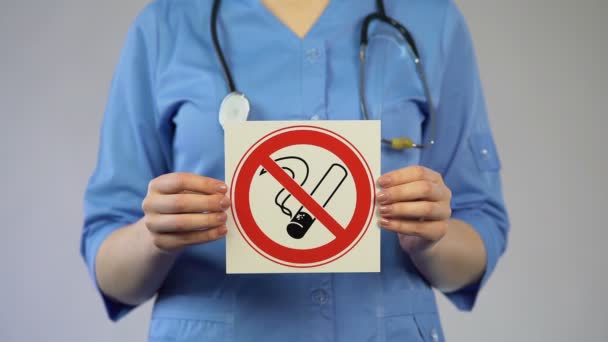 Läkare som visar rökning förbjuden-skylt, specialist varning om skada av tobaksbruk — Stockvideo