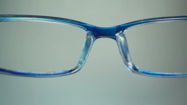 Bakış açısı ile hasta koyarak gözlük, göz muayenesinde gözlükçü'nın