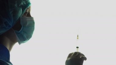 Hemşire anestezist enjeksiyon ameliyattan önce acil servis yapmaya hazır