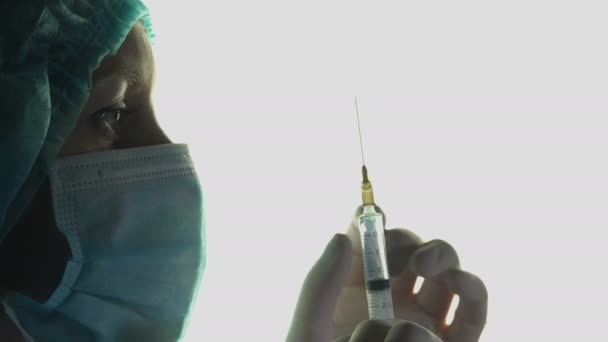 Νοσοκόμα, φορώντας γάντια και μάσκα προσώπου που ετοιμάζονται να κάνουν μια ένεση, ο εμβολιασμός — Αρχείο Βίντεο