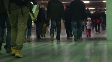 Yeraltı Geçidi, metro istasyonunda yürüyen insanlar kalabalık yavaş hareket