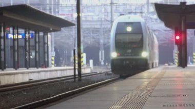 Modern tren tren istasyonunda, ulaşım hizmetleri sektöründe gelen