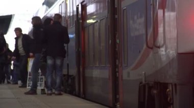 Prague, Çek Cumhuriyeti - yaklaşık Aralık 2015: yolcu tren istasyonunda. Seyahat bırakarak ve yatılı tren, tren istasyonu, kadın ve erkek turistler