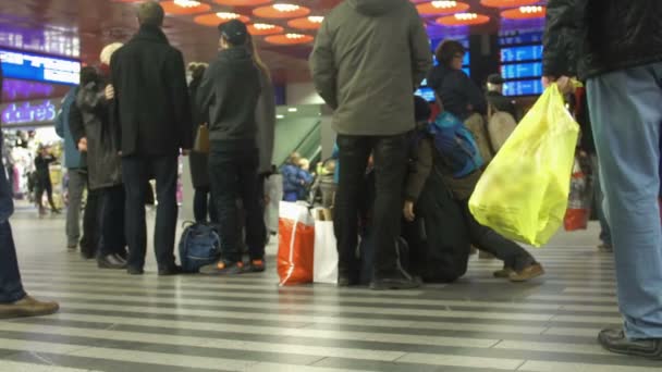 Cansado pessoas esperando seu voo no aeroporto, viajando, câmera lenta — Vídeo de Stock