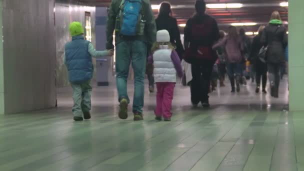 Muitas pessoas caminhando através de passagem subterrânea no aeroporto ou estação ferroviária — Vídeo de Stock