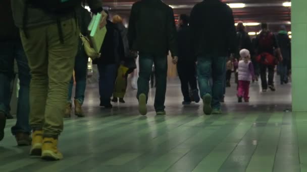 Passage souterrain bondé, personnes marchant à la station de métro, ralenti — Video