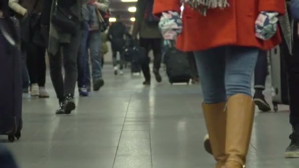 Молодежь, идущая по длинному коридору в терминале аэропорта или на железнодорожном вокзале — стоковое видео