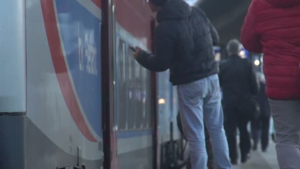 Passagiers maken haast met de trein, de langverwachte reis, slow-motion — Stockvideo