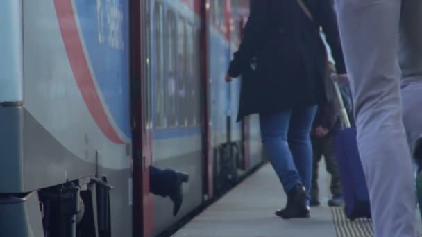 Tall man loopt om de trein op het treinstation, vertrek, slow-motion — Stockvideo