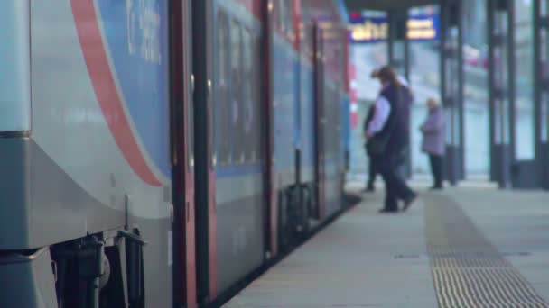 Dopravní odvětví služeb, lidé vstupují příměstské elektrický vlak — Stock video