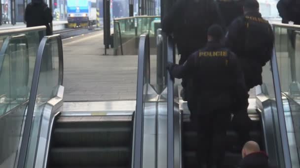 Treinstation beveiligd door veel politie, police squad patrouilleren in stad — Stockvideo