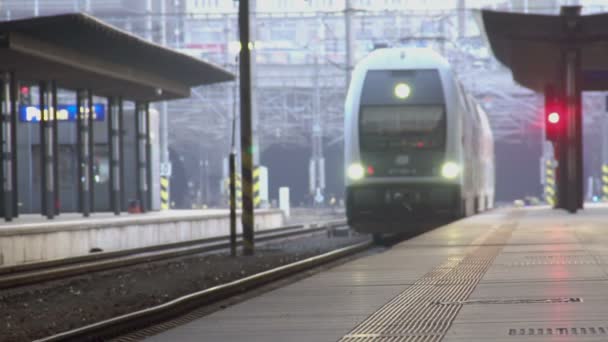 Σύγχρονο τρένο που φθάνουν στο σιδηροδρομικό σταθμό, υπηρεσίες βιομηχανία μεταφορών — Αρχείο Βίντεο