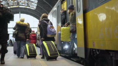 Prague, Çek Cumhuriyeti - yaklaşık Aralık 2015: yolcu tren istasyonunda. Modern trenden çıkan insanların seyahat, turizm Slowmotion video