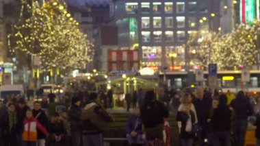 Prague, Çek Cumhuriyeti - yaklaşık Aralık 2015: turist şehir. Turistlerin serin Avrupa şehirde akşam ve sokak müzik keyfi