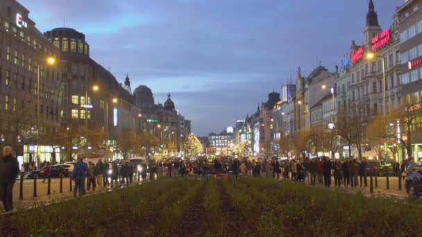 Principal avenida de la hermosa ciudad, la gente caminando y relajante, video en cámara lenta — Vídeos de Stock