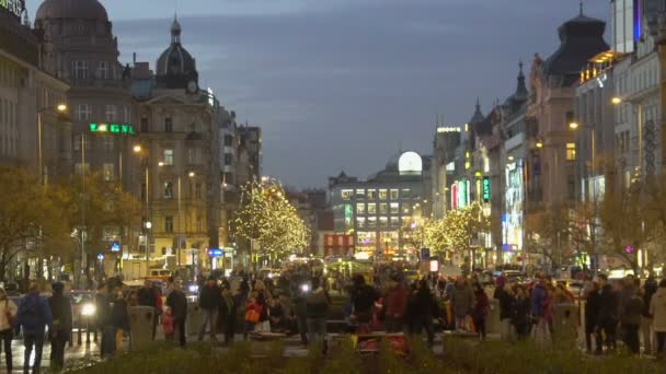 Prag, Tjeckien - Circa December, 2015: turister i staden. Att fira händelsen på huvudgatan i staden, människor njuter av gatan musik — Stockvideo