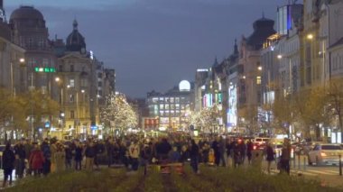 Prague, Çek Cumhuriyeti - yaklaşık Aralık 2015: turist şehir. Müzik şehir merkezinde, hayattan zevk memnun turistler sokak müzisyenleri