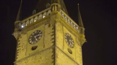 Ünlü Astronomik Saat'in Prag'da gece görünümü, İlgilenilen yeri şaşırtıcı