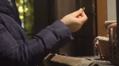 Aç erkek lezzetli hamur işleri akşam, seyahat ve Turizm'satın alma