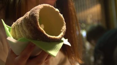 Kadın satıcı eller para ve tatlı pasta içinde gastronomik turizm holding