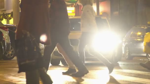 얼룩말, 슬로우 모션 비디오에서 많은 사람들이 횡단도로, 자동차의 밝은 빛 — 비디오