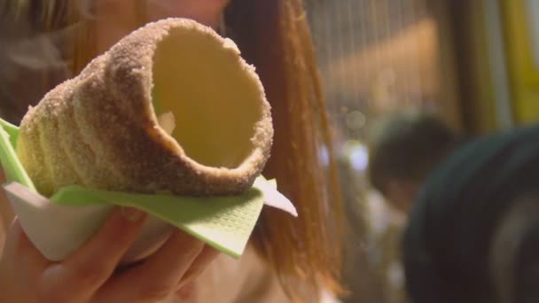 Повільний рух відео дівчинка тримає trdelnik, Національна Чеська солодке блюдо, туризм — стокове відео