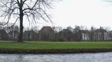 Şehir Parkı, arka plan, yaratıcı etkisi üzerinde güzel evler hızlı akan nehir