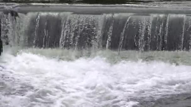 Schäumendes Wasser des schnellen Wasserfalls, endloser Strom in Zeitlupe, Leben, Ewigkeit — Stockvideo