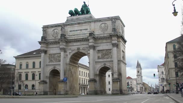 Siegestor, Victory Gate triumfbåge i München, berömda arkitektoniska landmärke — Stockvideo