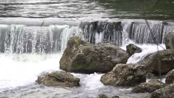 Cascata d'acqua spruzzata sulle pietre, tempo che passa, effetto visivo creativo — Video Stock